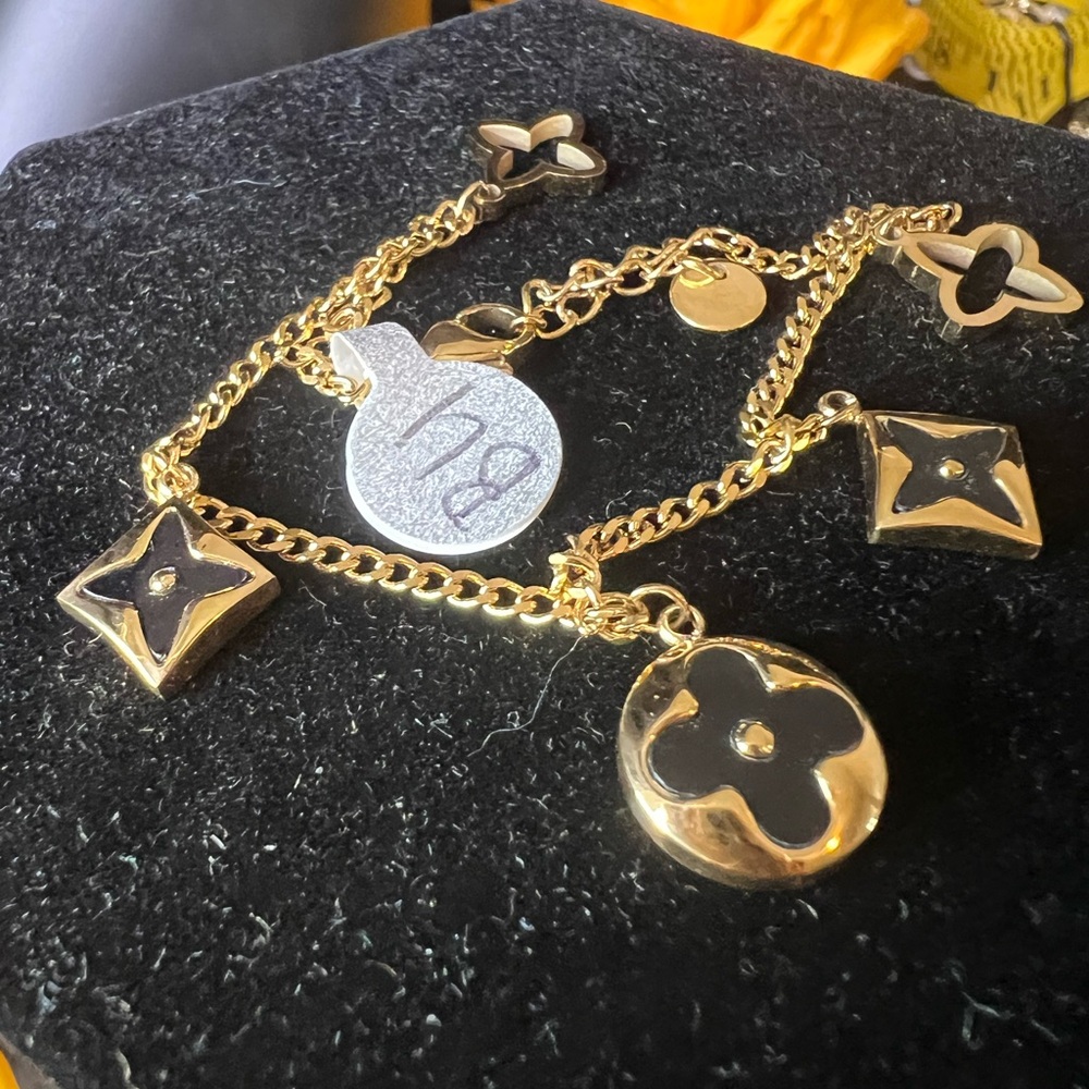18kt gold plated bracelet with clover charms